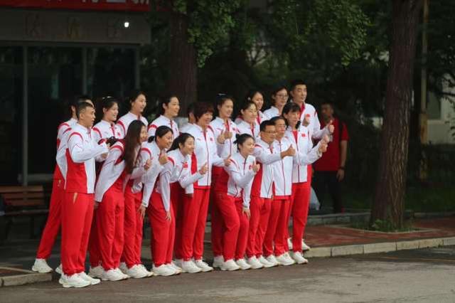 中国女排今晨出征东京！目标：奥运金牌，球迷自发送行。